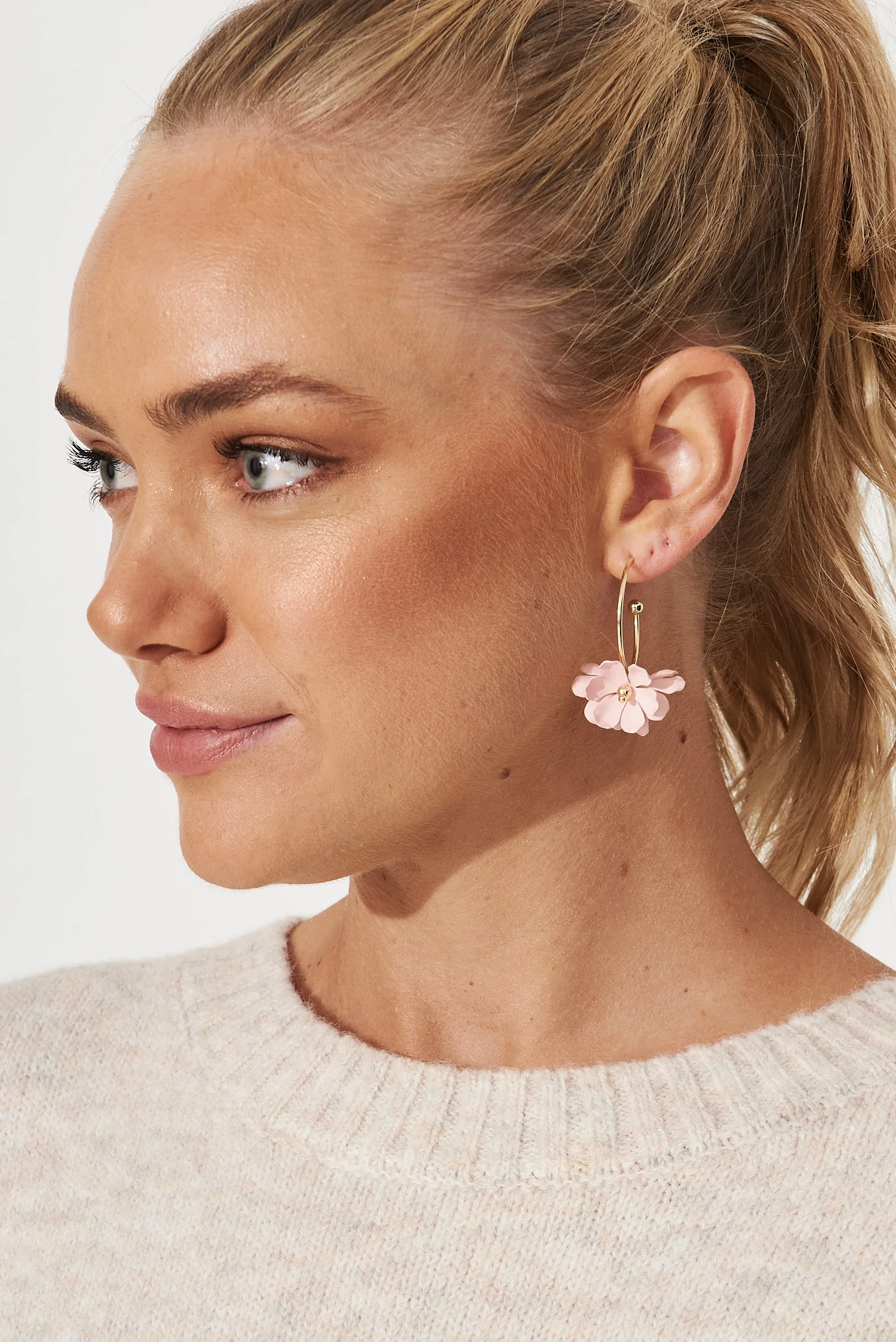 Allanis Hoop Earrings In Pink - Image 4