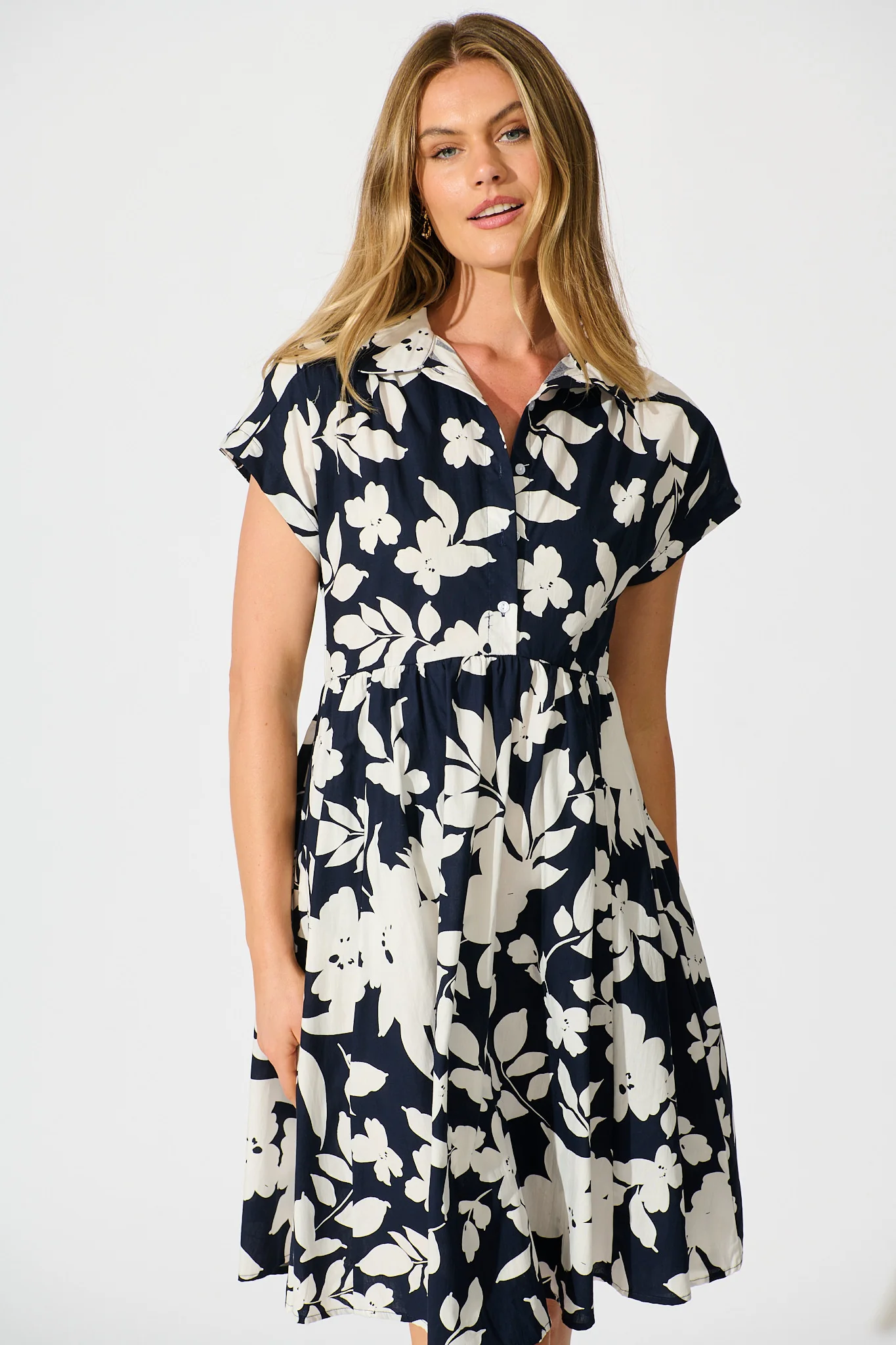 Amour Fields Dress in Navy Floral Cotton Poplin - Image 2