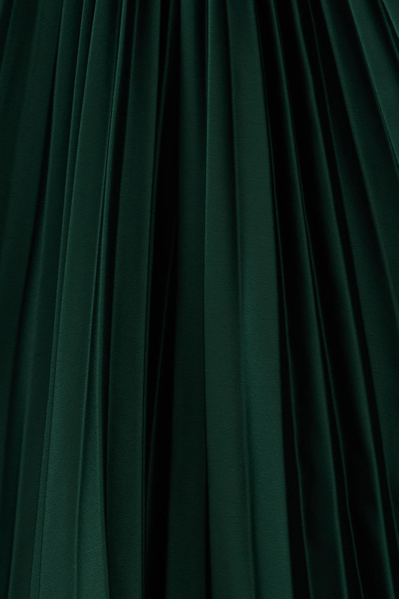 Anetta Midi Dress In Pleated Emerald Satin - Image 12
