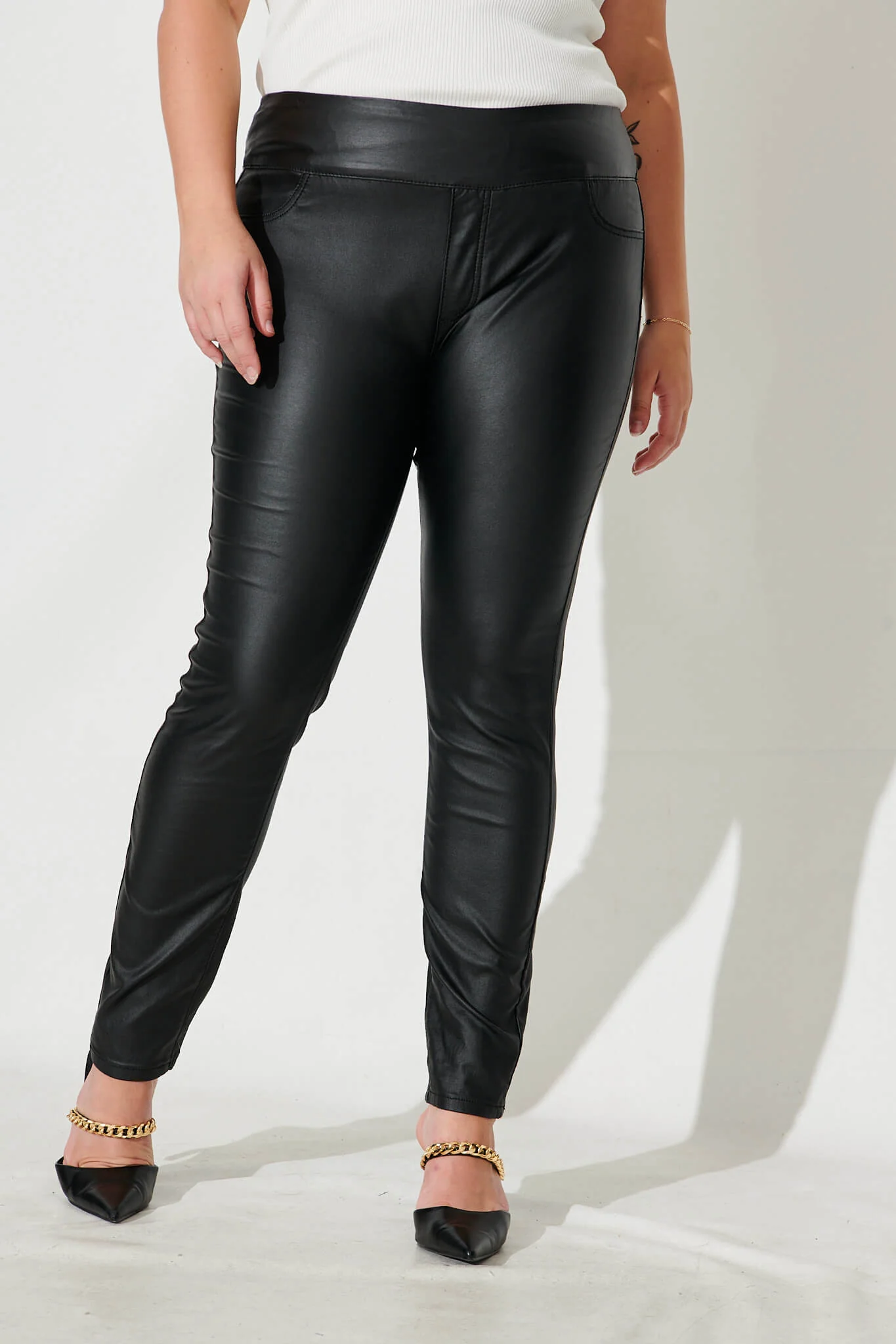 Avina Skinny Pants In Black - Image 5