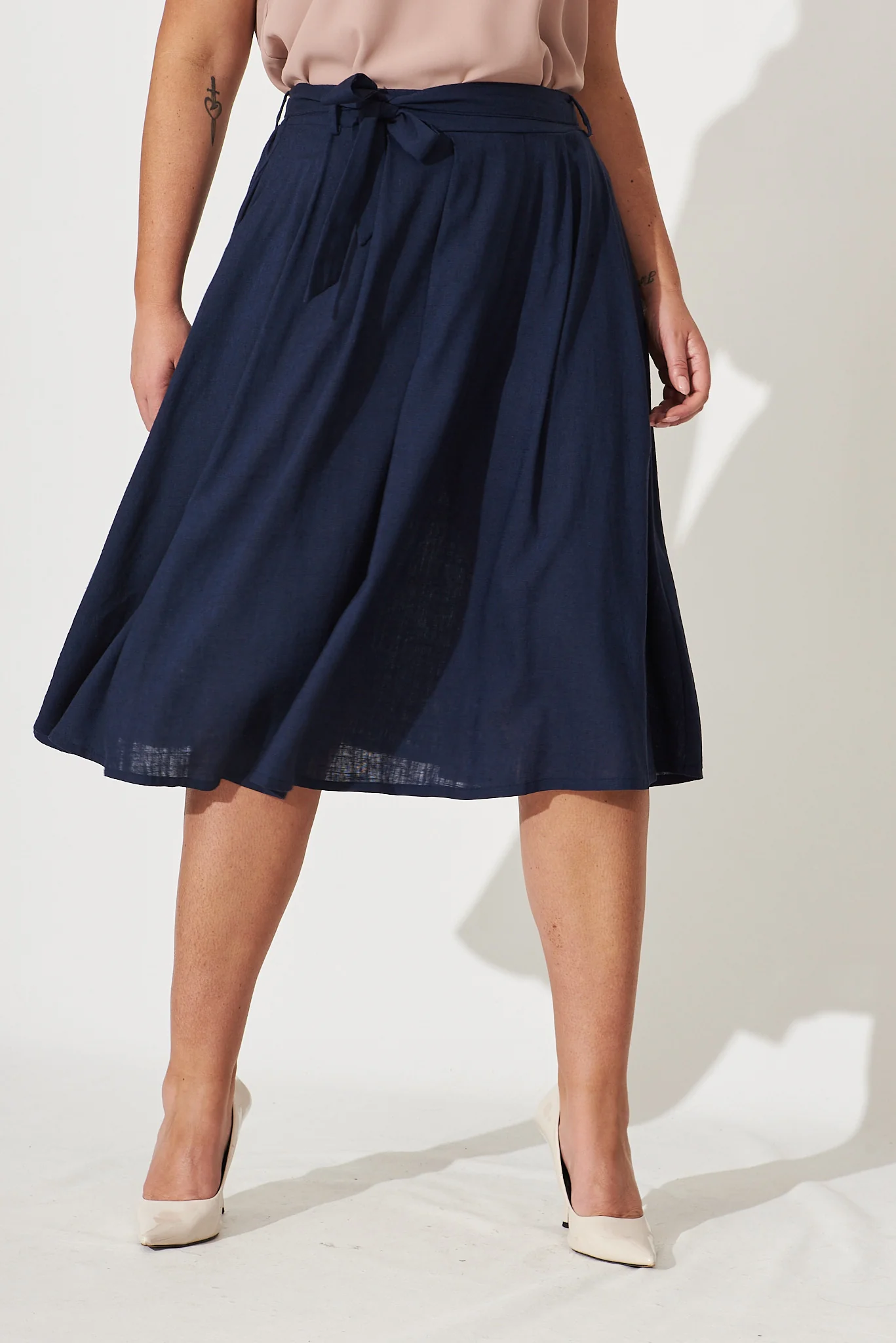 Bailey Midi Skirt In Navy Linen - Image 6