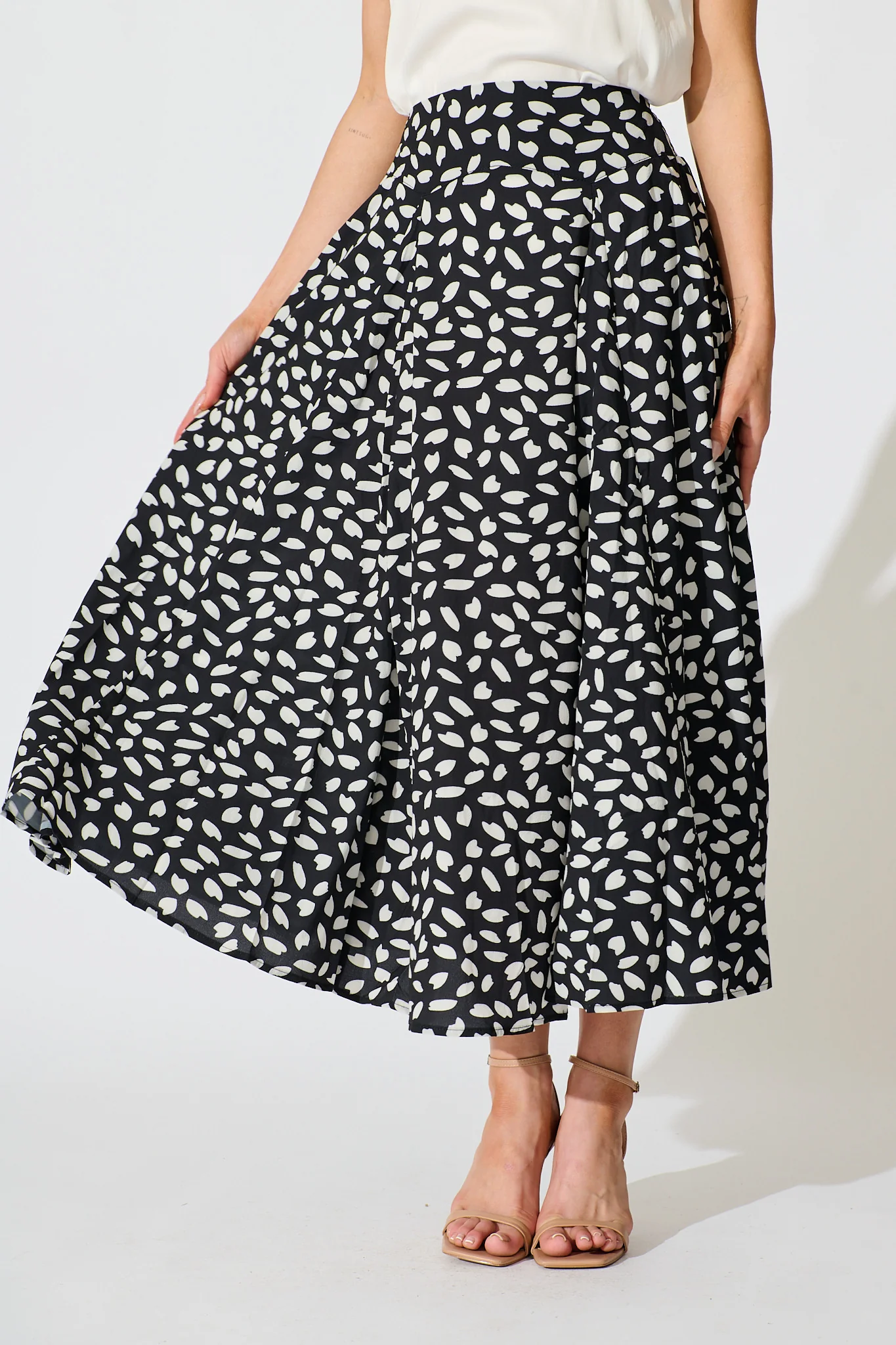 Brandsy Maxi Skirt in Black with White Leaf