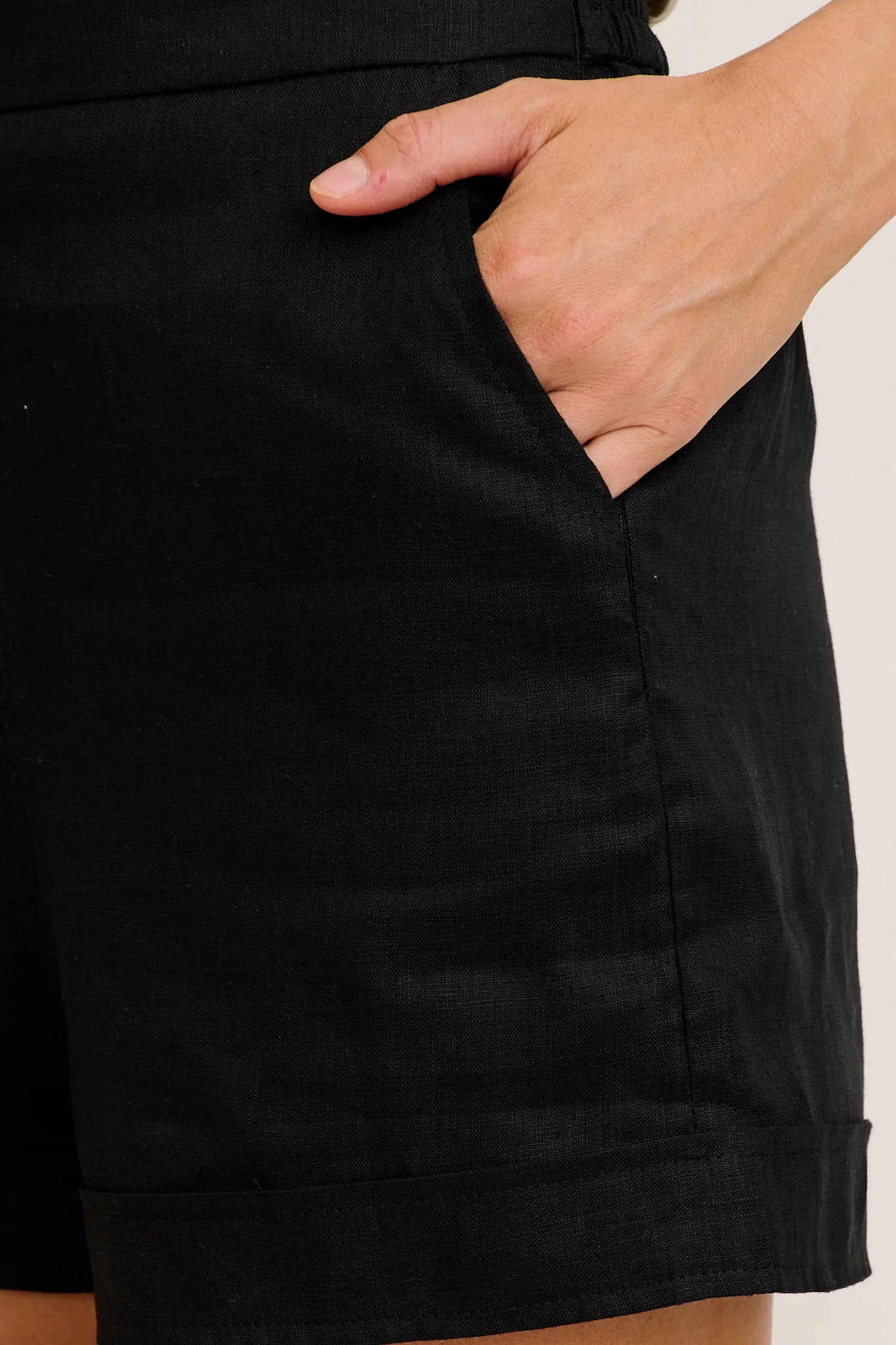 Breezy Cove Short in Black Linen - Image 8