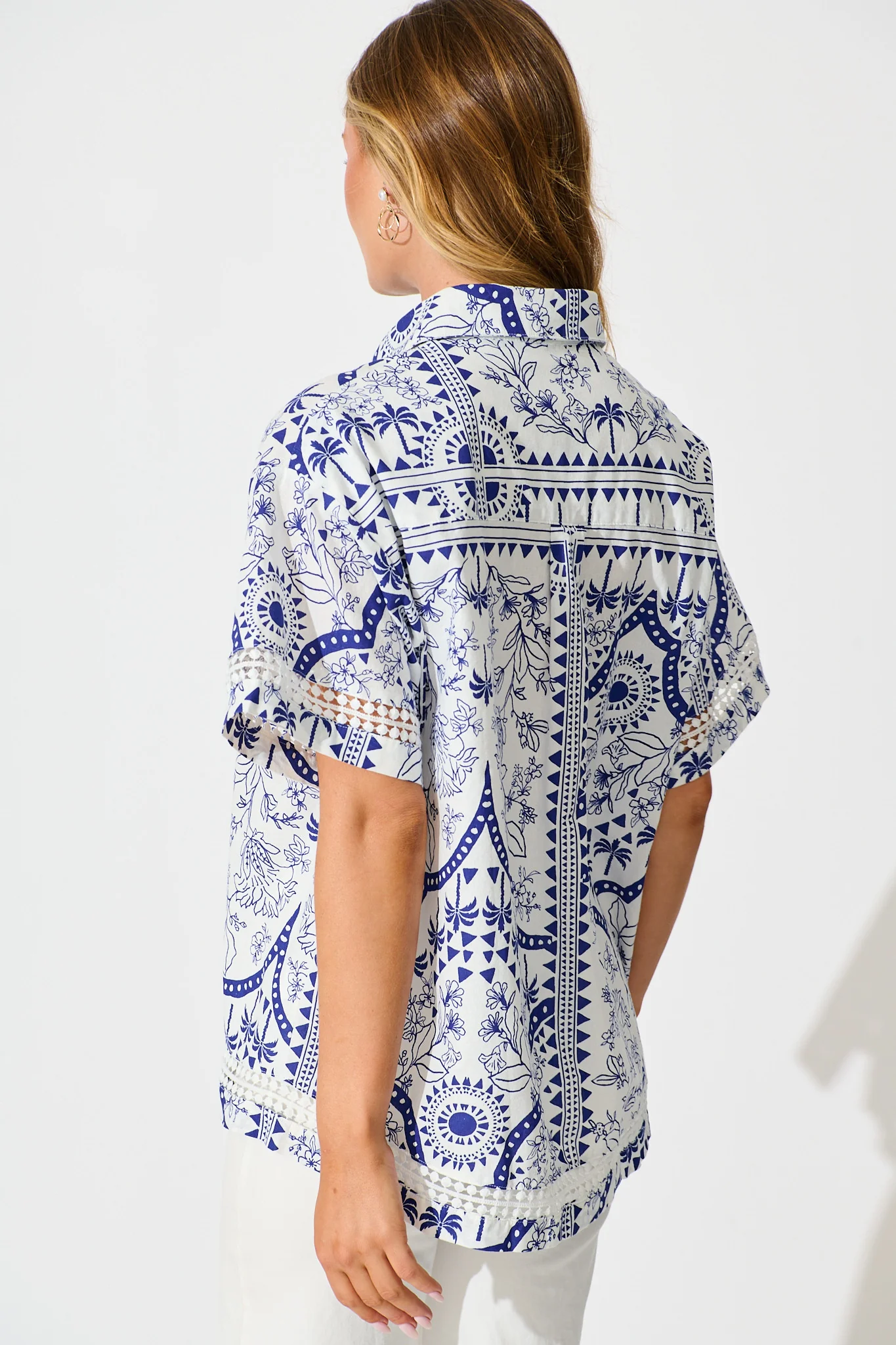 Capri Shirt In White and Blue Cotton Linen - Image 3