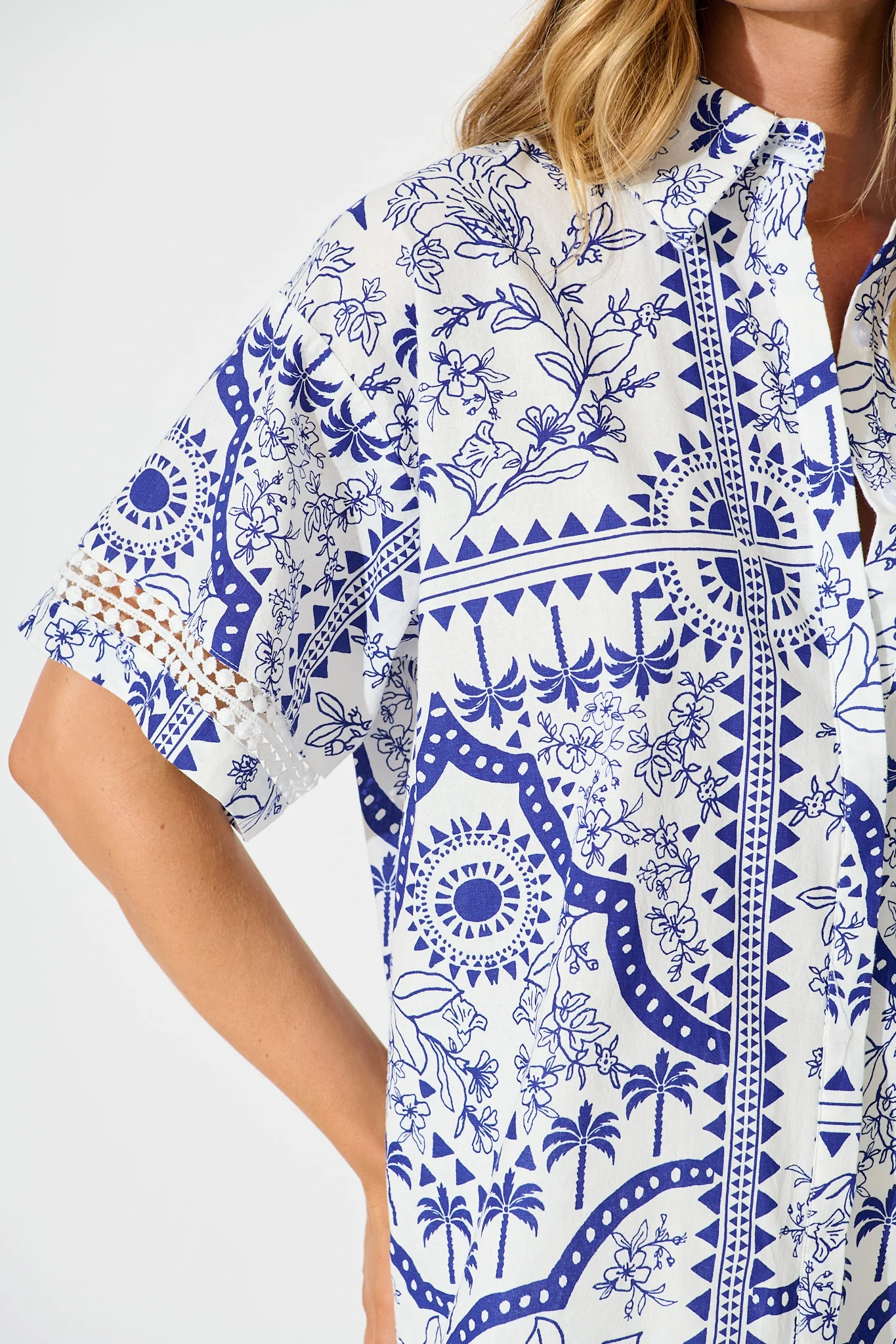 Capri Shirt In White and Blue Cotton Linen - Image 6