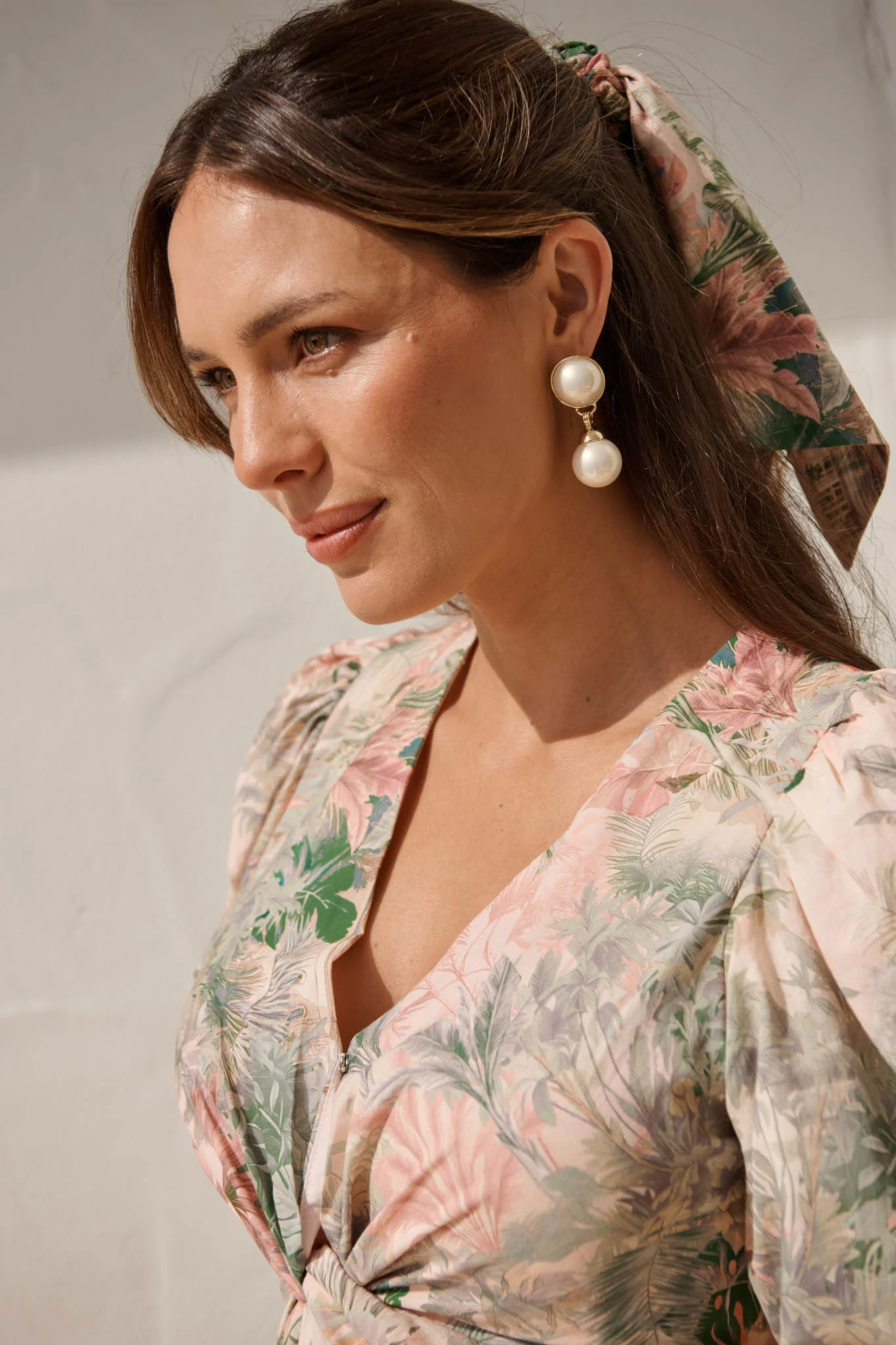 Carla Drop Earrings in Gold with Pearl - Image 3