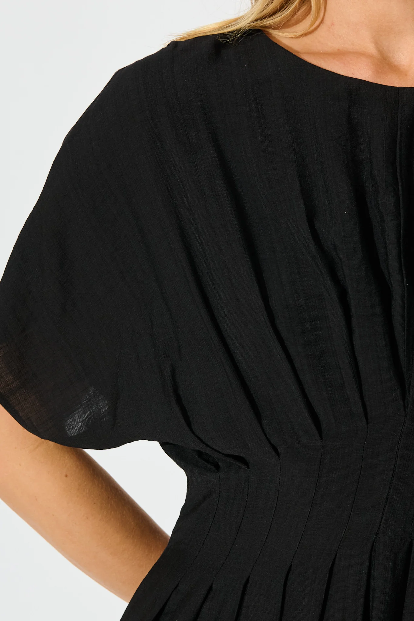 Elegance Echo Maxi Dress in Black - Image 5