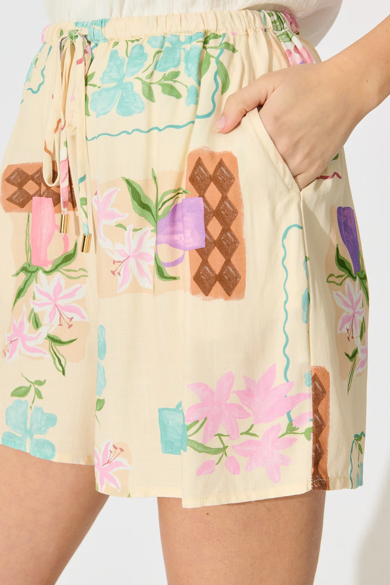Elise Bloom Short in Multi Conversational Print - Image 9