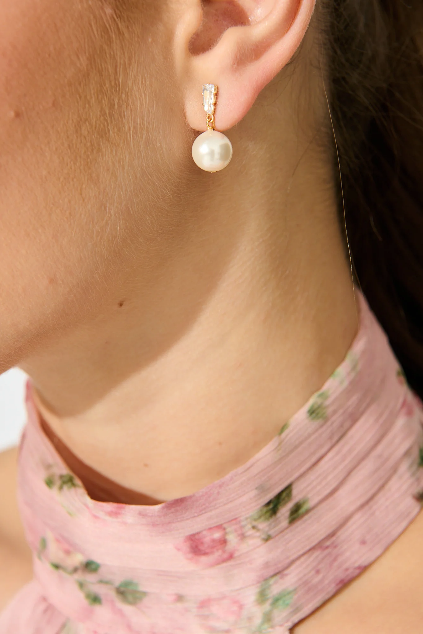 Elise Earrings in Gold with Pearl - Image 3