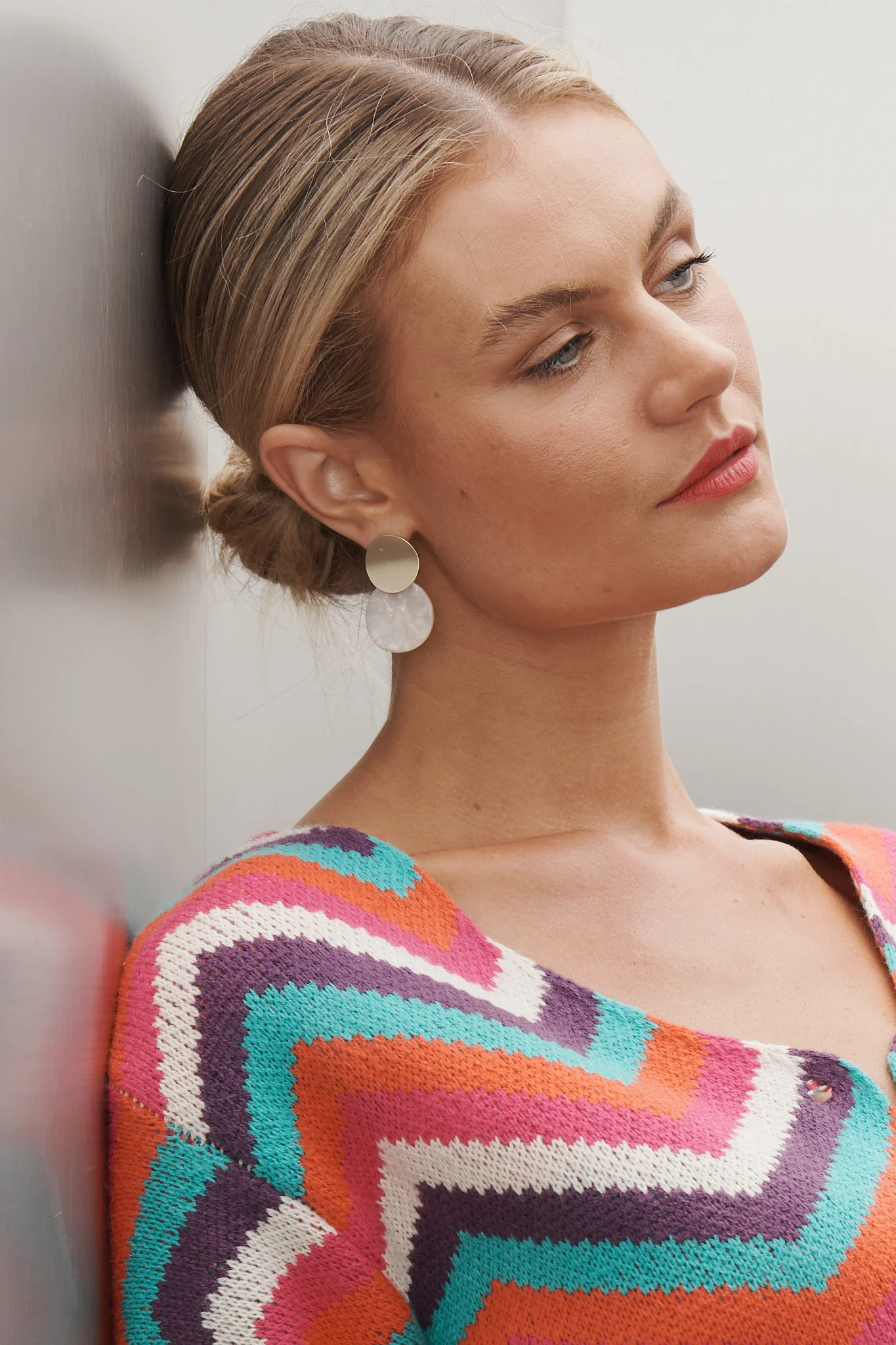 Grazia Earrings In White Pearlescent With Gold - Image 5