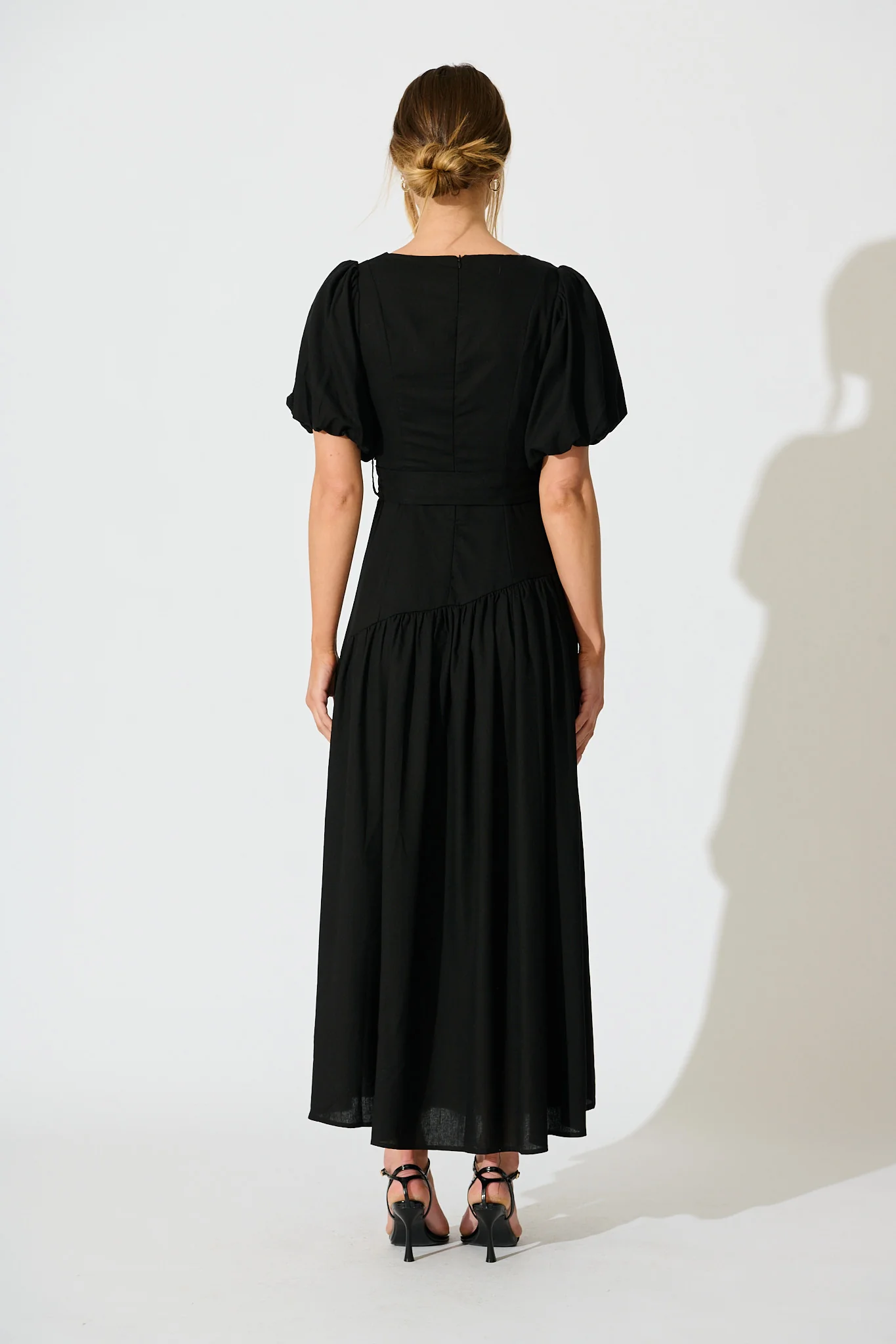 Isleen Maxi Dress in Black Linen Blend - Image 4