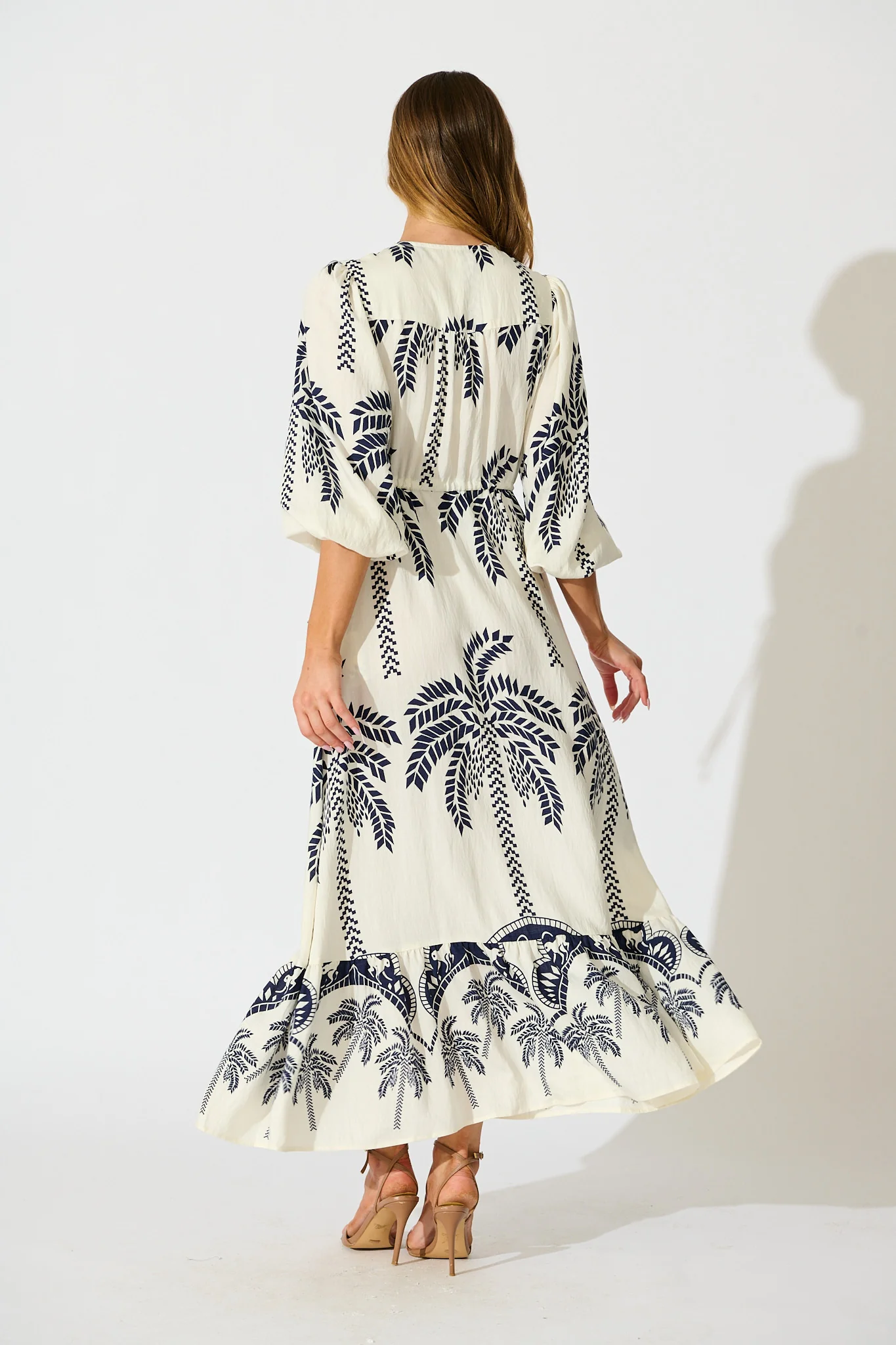 Jazelle Maxi Dress In White Palm Print Linen Blend - Image 4