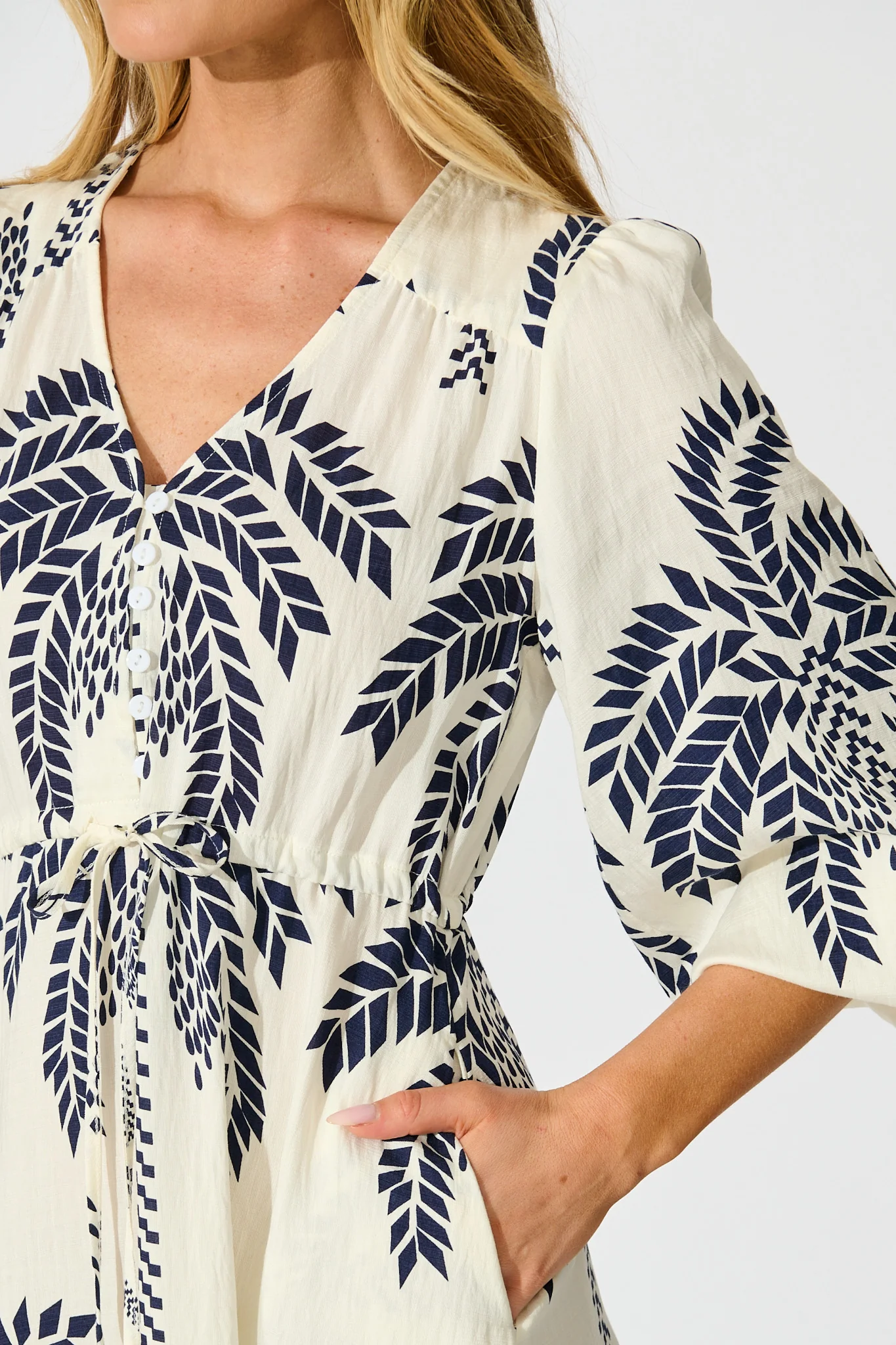 Jazelle Maxi Dress In White Palm Print Linen Blend - Image 5