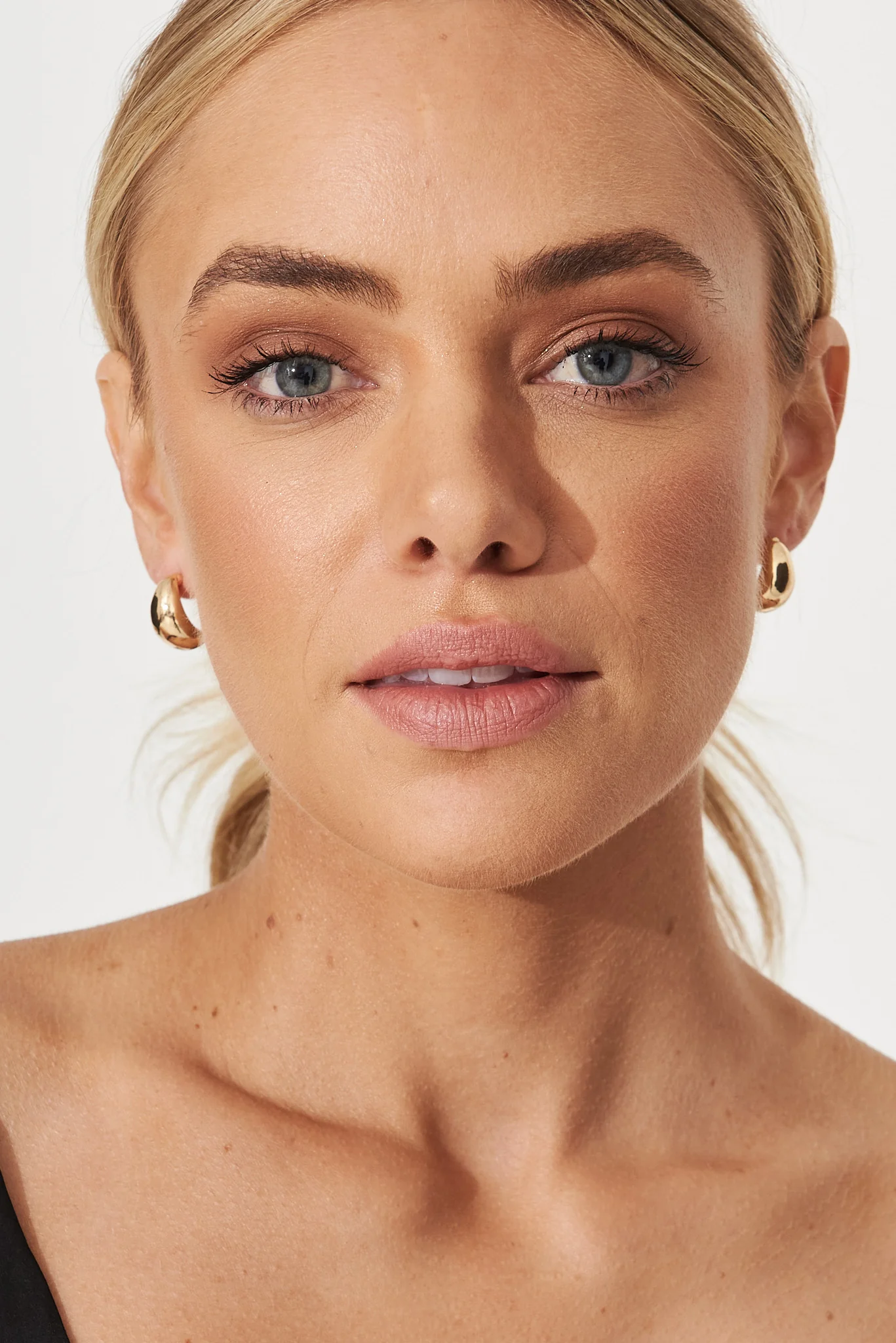 Kafka Hoop Earrings In Gold - Image 3