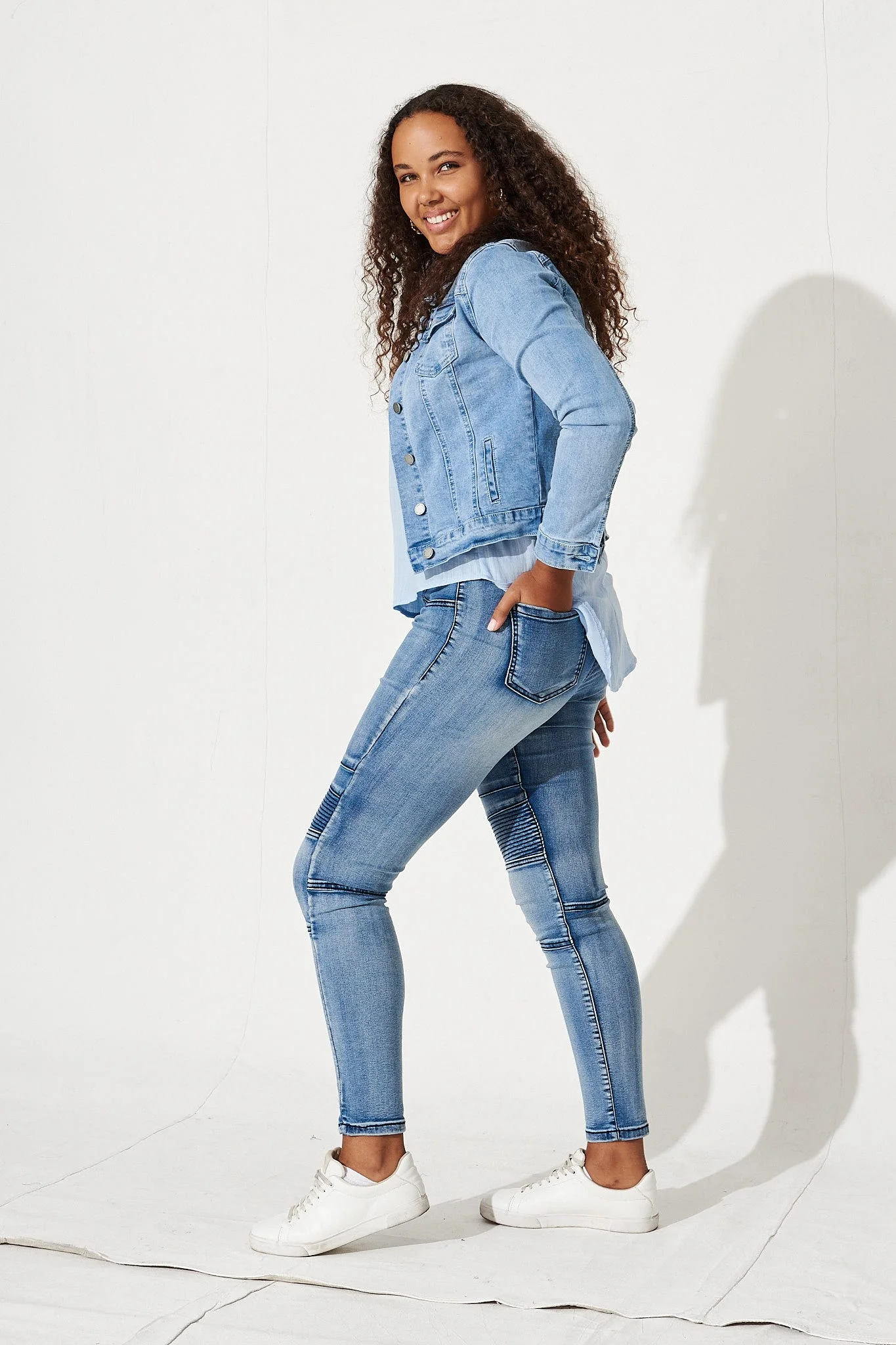 Little Lies High Rise Skinny Jegging In Mid Blue Denim - Image 6