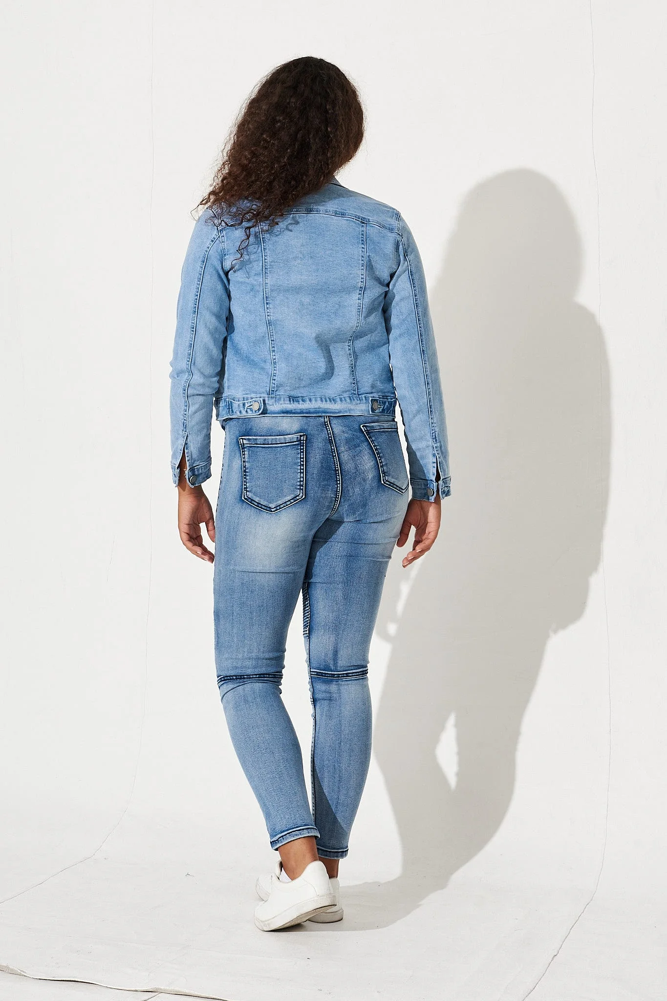 Little Lies High Rise Skinny Jegging In Mid Blue Denim - Image 7