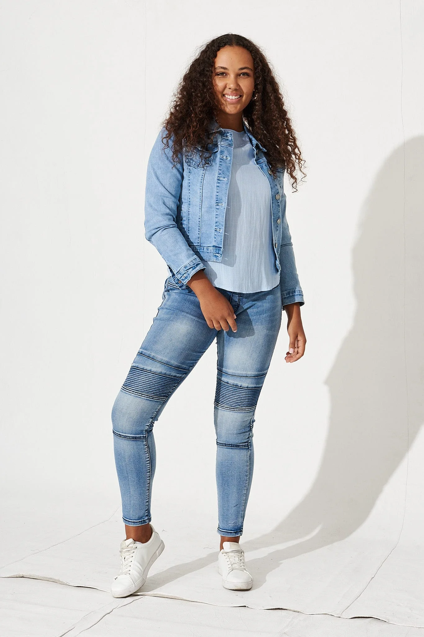 Little Lies High Rise Skinny Jegging In Mid Blue Denim - Image 9