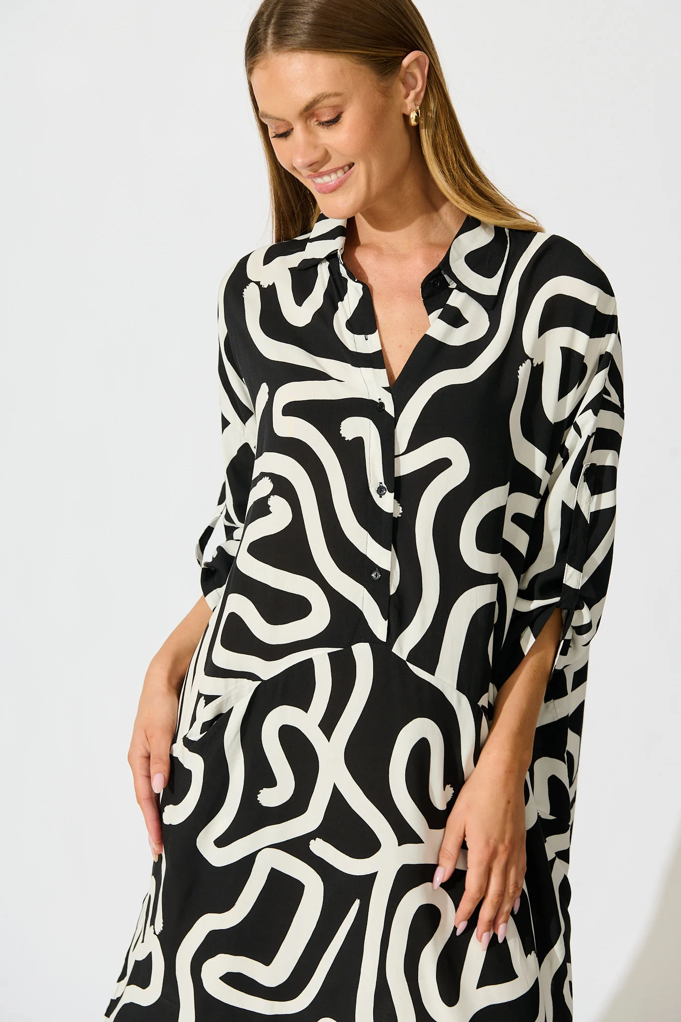 London Midi Smock Dress in Black and White Geometric Print - Image 2
