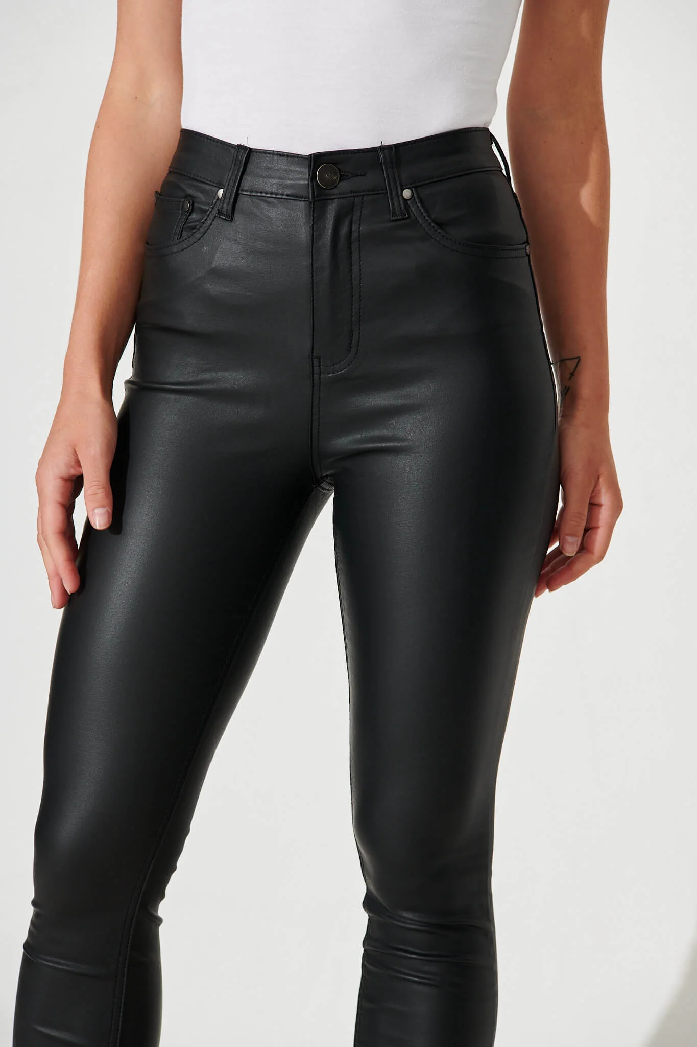 Merley Skinny Pants In Black Leatherette - Image 8
