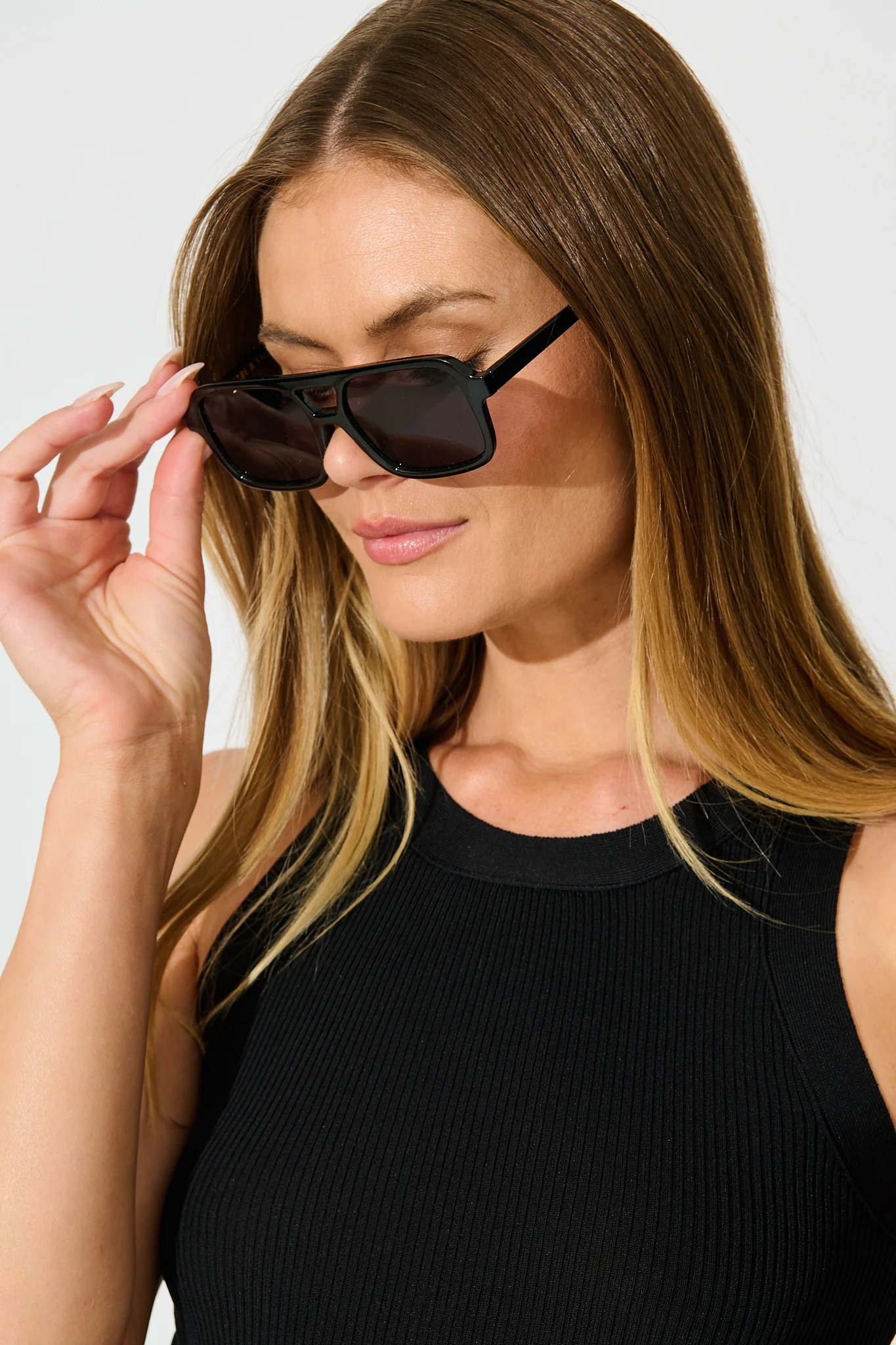 Paris Aviator Sunglasses in Black - Image 3
