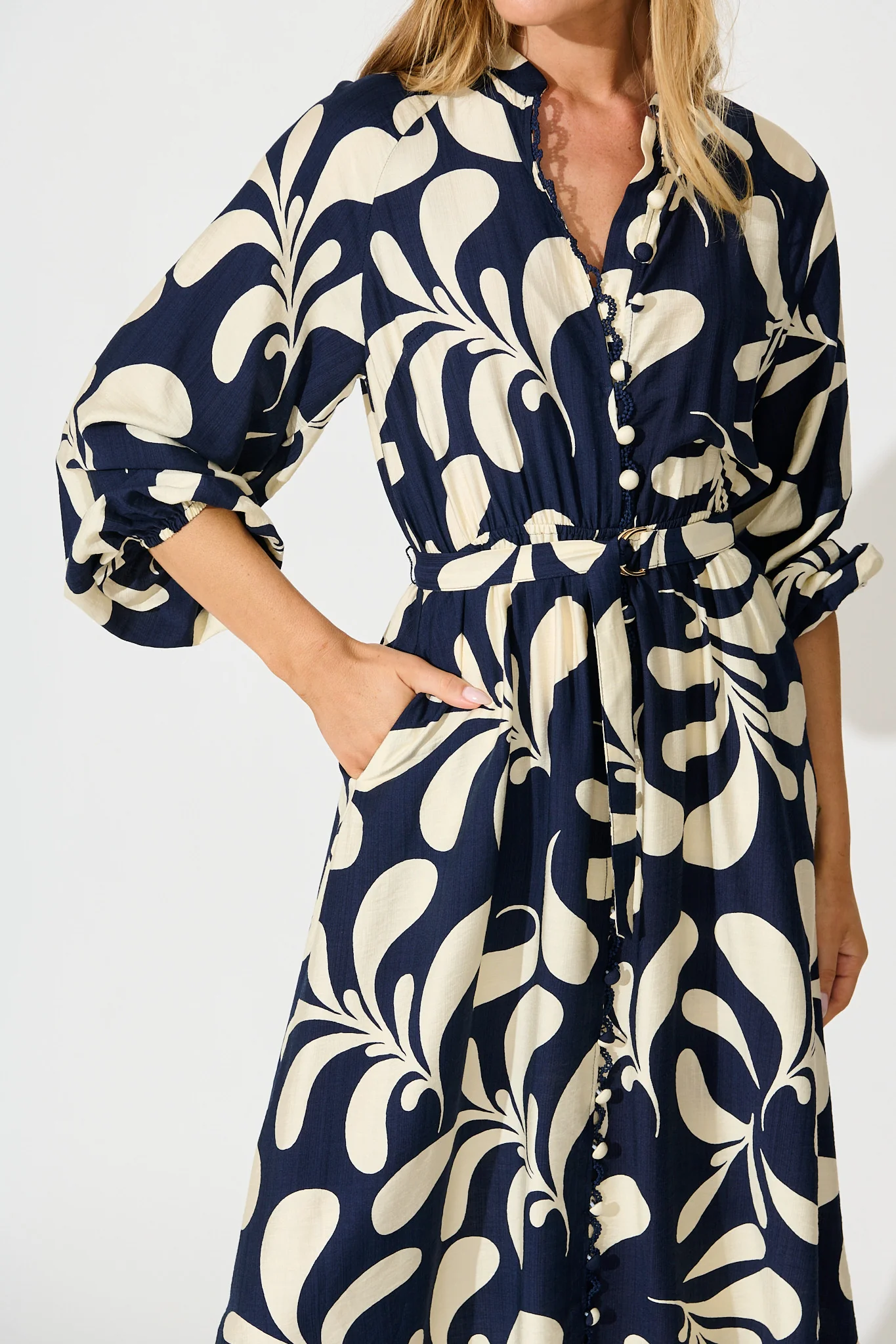 Peyton Midi Dress in Navy with White Print - Image 5