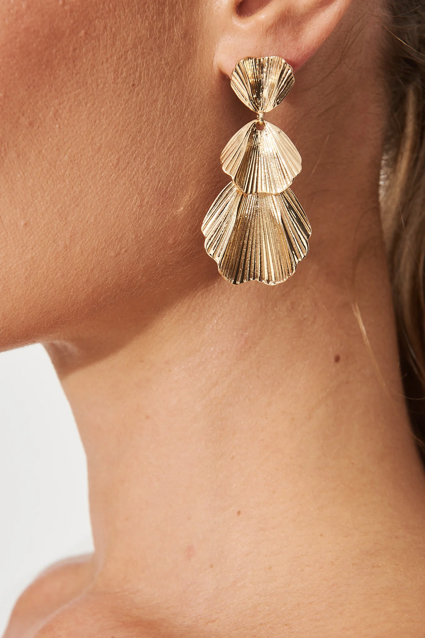 Primrose Drop Earrings In Gold - Image 4