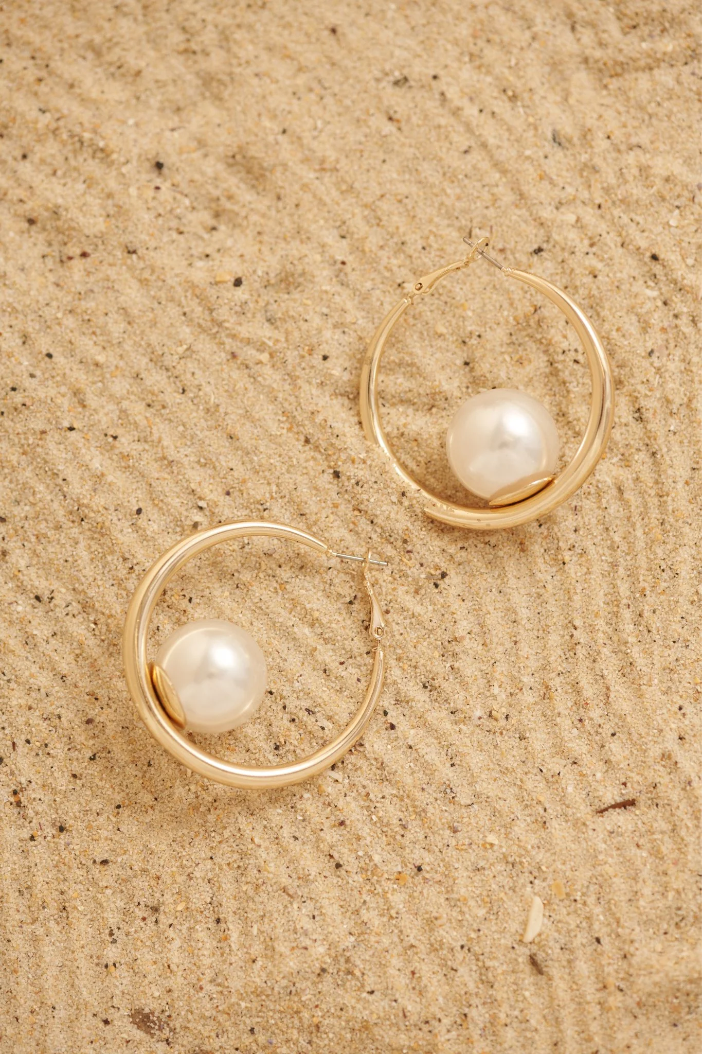 Sandra Hoop Earrings in Gold with Pearl