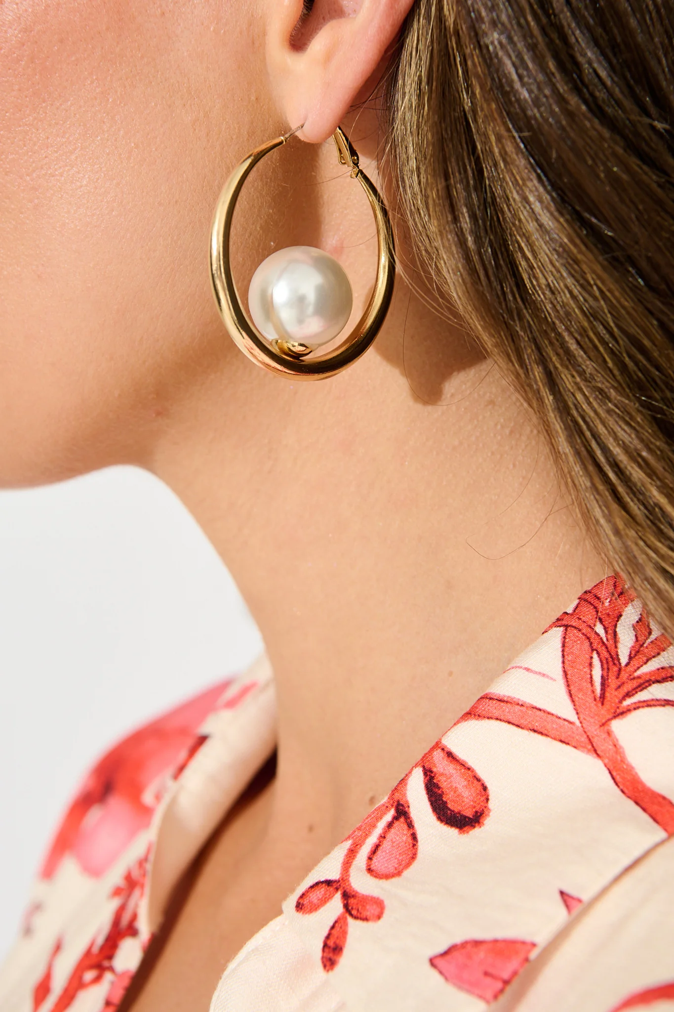 Sandra Hoop Earrings in Gold with Pearl - Image 8