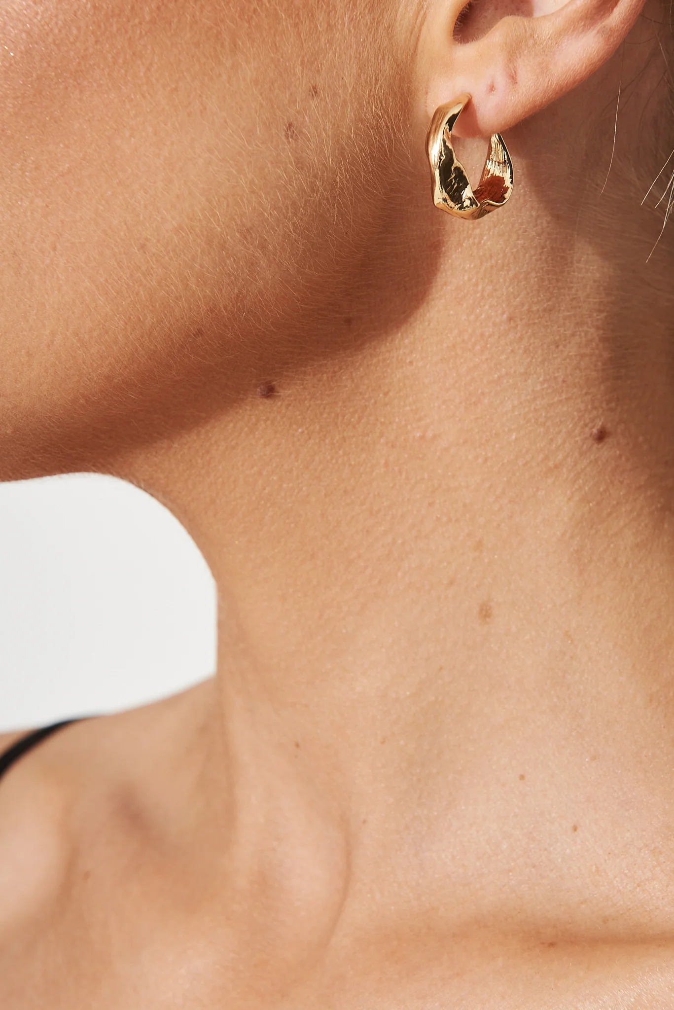 Stare Hoop Earrings In Gold - Image 4