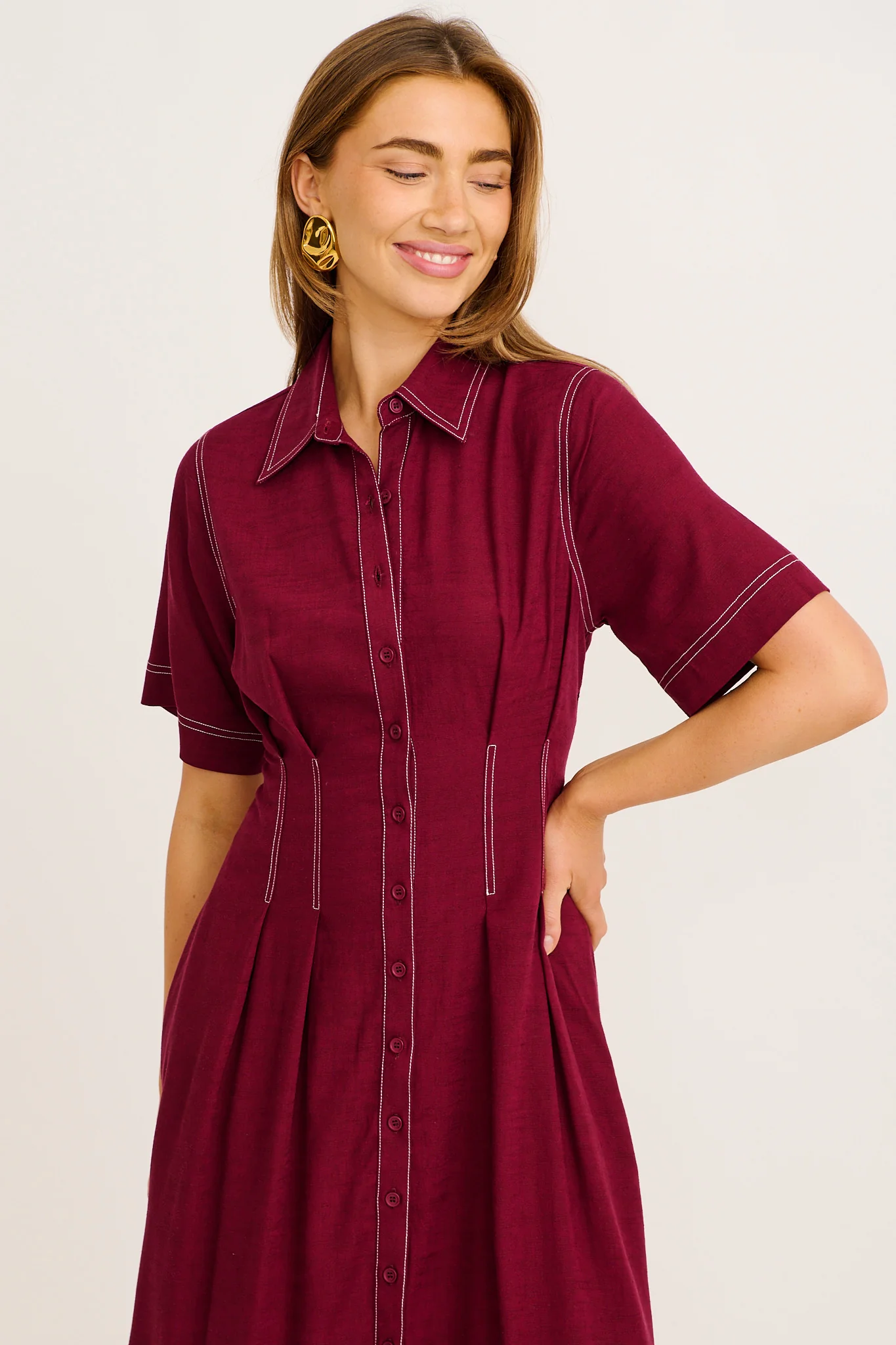 Stylish Structure Midi Shirt Dress in Wine Linen Blend - Image 2