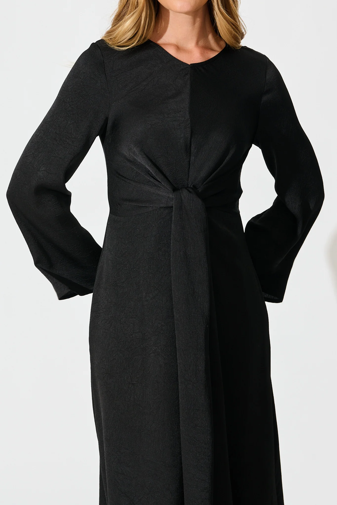 The moment Maxi Dress in Black Crinkle Satin - Image 5