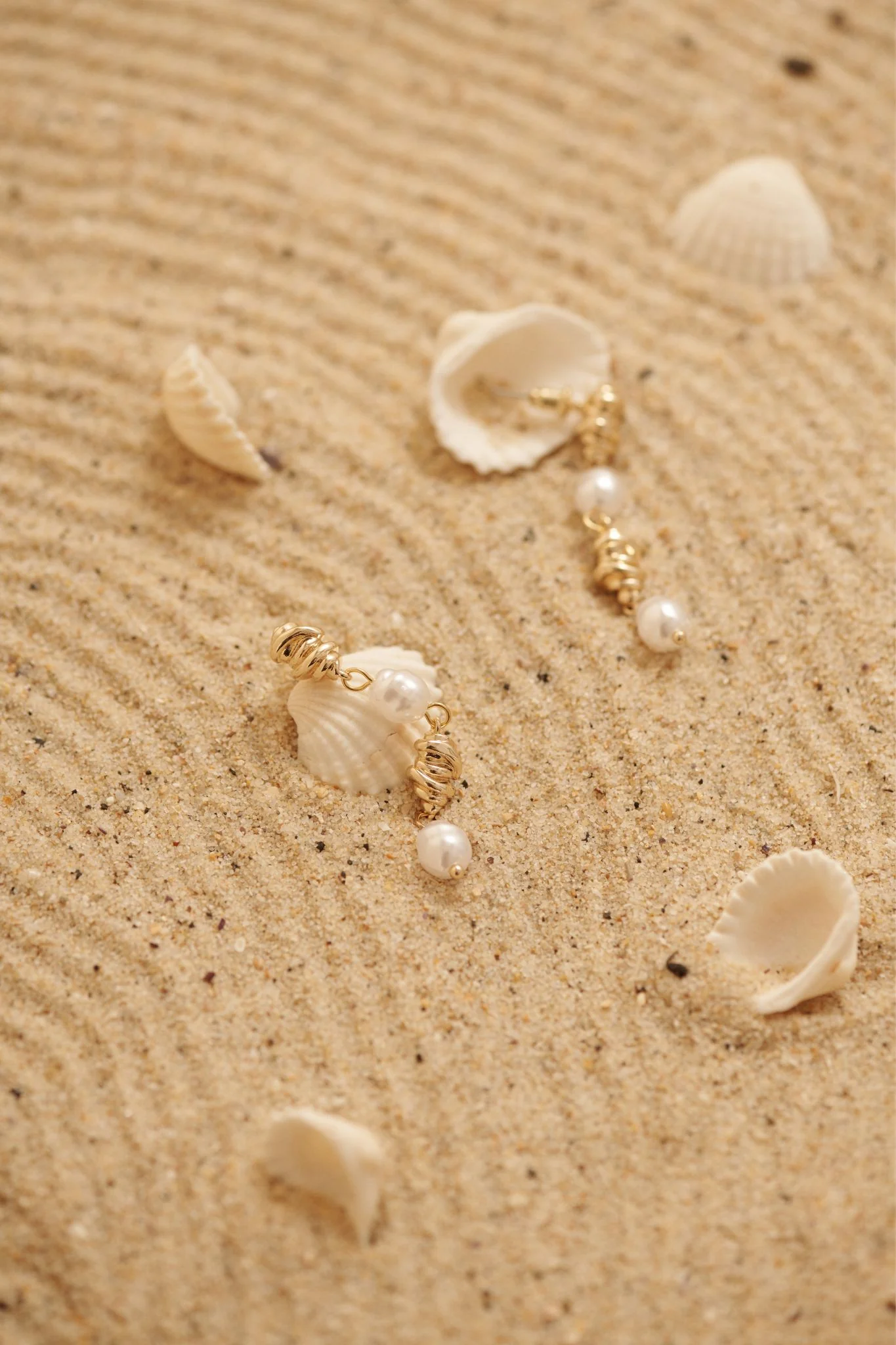 Vera Drop Earrings in 18K Gold Sculpted Pearl - Image 2