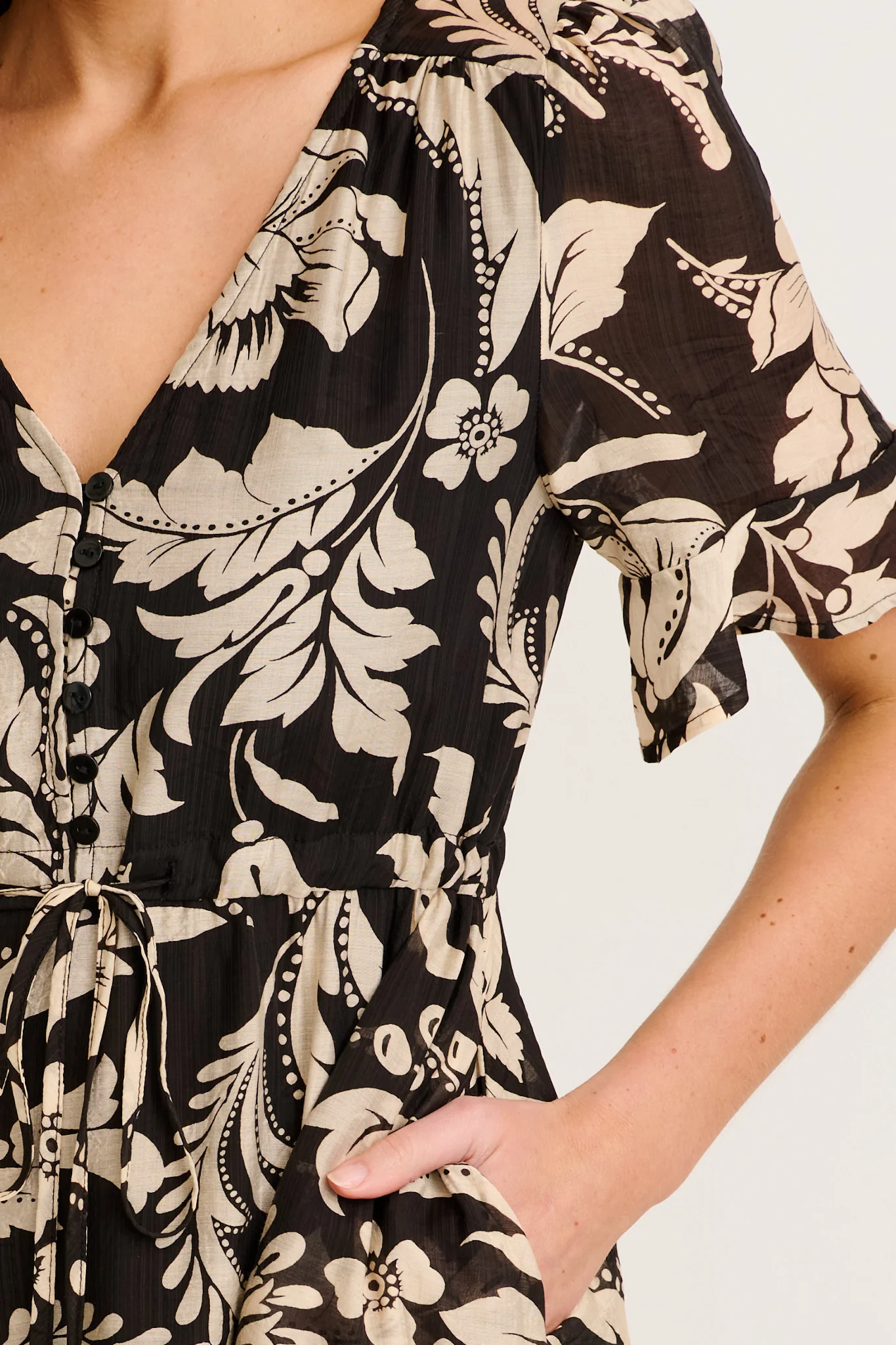Zaelle Midi Dress in Black with Cream Floral - Image 5
